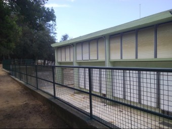 L'escola l'Aulet de Celrà ha renovat aquest estiu els tancaments més antics del centre EL PUNT AVUI
