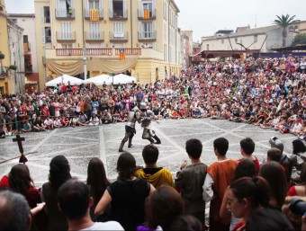 Una recreació de combat medeival a la plaça de Castelló d'Empúries, en una edició anterior del festival Terra de Trobadors EL PUNT AVUI