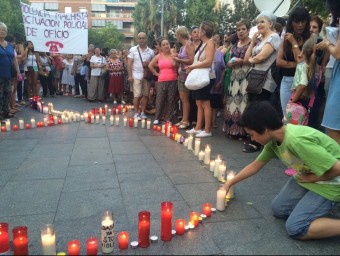 Els assistents a la concentració van formar un llaç amb espelmes per mostrar el seu rebuig a la violència i homenatjar les víctimes R.M.B