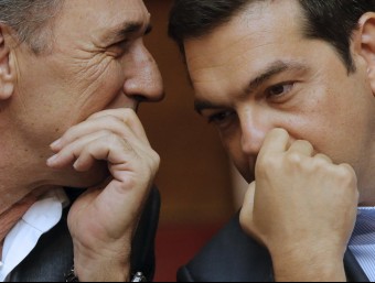 El primer ministre grec, Alexis Tsipras, parla amb el titular d'Economia, Giorgos Stathakis REUTERS