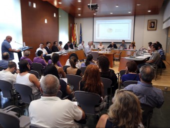 El síndic de Lloret de Mar, Joaquim Teixidor, exposant la memoria de les seves actuacions del 2014, en el ple municipal del 3 d'agost QUIMPUIG