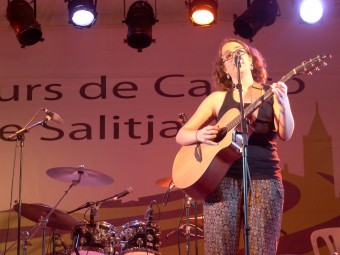 Tona Gafarot, interpretant la cançó Adela, que li va valer el primer premi. N. FORNS