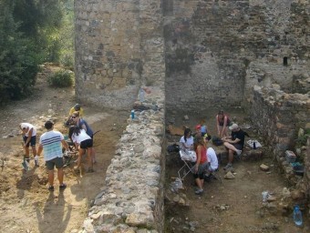 Els arqueòlegs, treballant a la muralla nord del castell, aquest estiu JOAN LLINÀS (ATRI CULTURA)