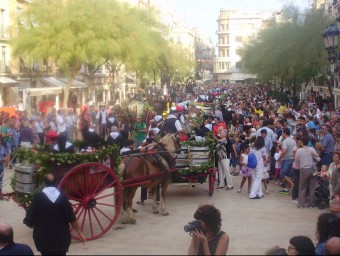 Els portants de l'aigua miraculosa de Sant Magí van ser rebuts a la plaça de la Font per centenars de ciutadans INFOCAMP