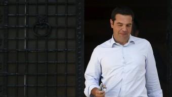 El primer ministre grec, Alexis Tsipras, sortint aquest dijous de la seva oficina REUTERS