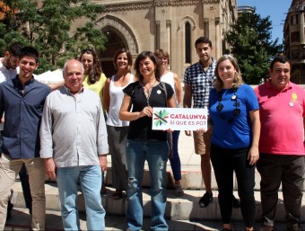 Rabell i Vilà, ahir, amb membres de la candidatura Catalunya Sí que es pot a Lleida ACN