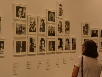 Una espectadora visita l'exposició del fotògraf menorquí Toni Vidal que acull fins el 20 de setembre l'edifici de Can Serra del Museu de Mataró. REBECA MARTÍN