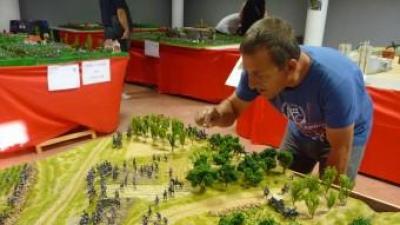 Rafa Pardo retoca un diorama a l'exposició de miniatures històriques. ESCORCOLL