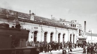 L'estació del Vendrell (1928), amb les andanes plenes de viatgers amb l'arribada d'una locomotora de valor JOAN GÜIXENS / ARXIU COMARCAL DEL BAIX PENEDÈS