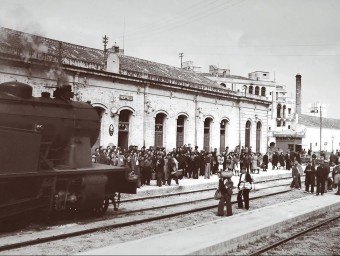 L'estació del Vendrell (1928), amb les andanes plenes de viatgers amb l'arribada d'una locomotora de valor JOAN GÜIXENS / ARXIU COMARCAL DEL BAIX PENEDÈS