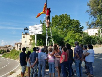 Els veïns de Querol amenaçats de no ser atesos si no retiraven la senyera del poble EPN
