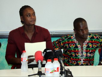 Khadim Kane, portaveu de l'associació de senegalesos de Salou, i Ibrahima Sylla, germà de l'home mort, en roda de premsa ACN
