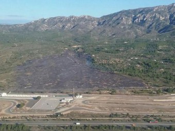 Vista aèria de la zona afectada per l'incendi, a tocar del circuit de Calafat BOMBERS DE LA GENERALITAT