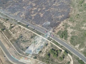 Vista aèria de la zona afectada pel foc, a tocar de la N-340 i del circuit de Calafat BOMBERS DE LA GENERALITAT
