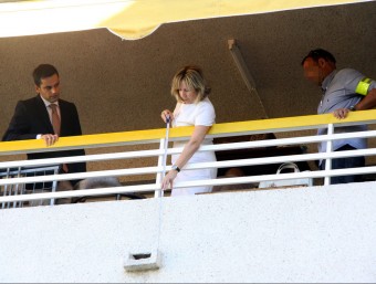 La fiscal del cas (centre), pren mesures al balcó, entre el jutge (esquerra) i un investigador dels Mossos(dreta) ACN