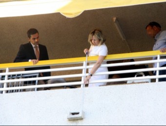 La fiscal pren mesures al balcó, entre el jutge, a l'esquerra, i un cap de l'Àrea d'Investigació dels Mossos d'Esquadra ACN