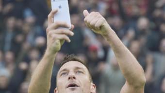 Francesco Totti es fa un selfie en un partit de la temporada passada. EFE