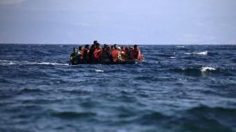 Un grup de refugiats sirians navega en una llanxa neumàtica a prop de la costa de l'illa de Lesbos, a Grècia REUTERS