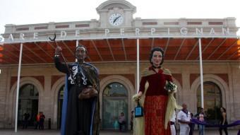 Els gegants de Dalí i Gala, ahir davant l'estació ACN