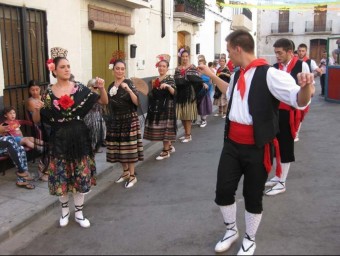 Dansà de Majorals pels carrers de Benilloba. EL PUNT AVUI