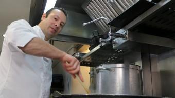Victor Trochi, fotografiat a la cuina del restaurant les Magnòlies. MANEL LLADÓ