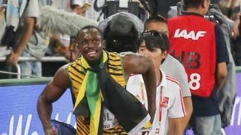 Bolt i el càmera que el va fer caure REUTERS