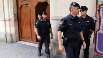 Agents de la Guàrdia Civil surten de la seu de la fundació CatDem, aquest divendres a Barcelona JUANMA RAMOS