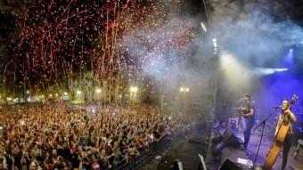 El concert d'Els Catarres va omplir la Rambla de Figueres. ARNAU JAUMIRA