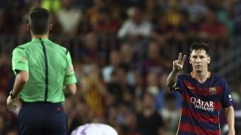 Messi reclama els dos penals a Jaime Latre, dissabte al Camp Nou EFE/TONI ALBIR