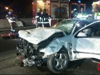 Imatge d'un dels cotxe implicats en l'accident a l'AP-7 a Santa Perpètua de l aMogoda @BOMBERSCAT