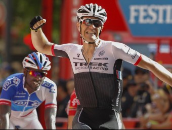 El belga Stuyven celebra la victòria a la vuitena etapa de la Vuelta a Espanya, el francès Reza en segon terme AFP