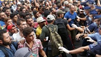 La policia fa fora de l'estació de Keleti de Budapest centenars de refugiats que volen viatjar cap a Àustria REUTERS