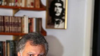 Salmerón, amb una fotografia del ‘Che' Guevara al fons, a la seu d'EUiA a Blanes M. LLADÓ