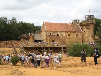 Una imatge del poblat francès de Treigny, que  es construeix des del 1997 i serà el referent ACN