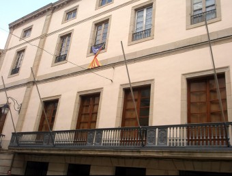 Estelada a la façana de l'Ajuntament de les Borges Blanques, una de les que fa retirar la junta electoral ARXIU