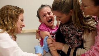 Una nena de quatre anys rep una vacuna en un hospital pediàtric AFP