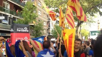 Estelades als balcons i al carrer al multitudinari pas de la “Vuelta” per Lleida A.S.M.