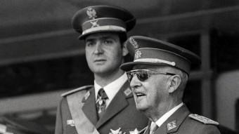 Juan Carlos I amb el dictador Francisco Franco. ARXIU - EL PUNT