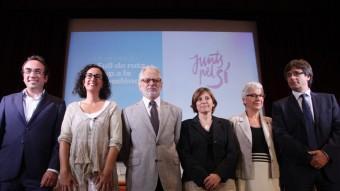 Josep Rull, Marta Rovira, Carles Viver, Carme Forcadell, Muriel Casals i Carles Puigdemont en la presentació d'ahir del full de ruta ELISABETH MAGRE