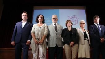 Josep Rull, Marta Rovira, Carles Viver Pi-Sunyer, Carme Forcadell, Muriel Casals i Carles Puigdemont, a la presdentació del full de ruta de Junts pel Sí ELISABETH MAGRE
