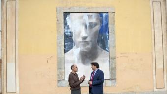 Jordi Isern parla amb Pere Vila, davant una de les obres GLÒRIA SANCHEZ/ICONNA