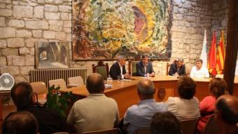 Reunió celebrada ahir a Horta de Sant Joan entre els productors afectats i els tècnics de la Generalitat. ACN