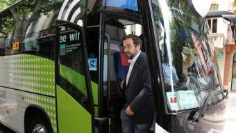L'alcalde de Sabadell, Juli Fernàndez (ERC), arribant a Mataró en el viatge inaugural de la nova línia de bus. JUANMA RAMOS