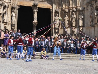 Ball de cintes a les portes de la Basílica de Santa Maria de Morella. EL PUNT AVUI