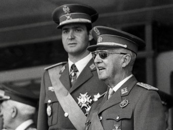 Juan Carlos I amb el dictador Francisco Franco. ARXIU - EL PUNT