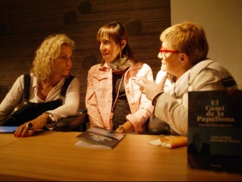 La periodista Mònica Terribas conversa amb Noe Gaya i la seva mare abans de començar l'acte JOSEP LLUÍS ERAS