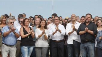 Mas. Romeva i Junqueras amb Alcaldes i representants municipals d'arreu de Catalunya, ahir a Mollet ORIOL DURAN