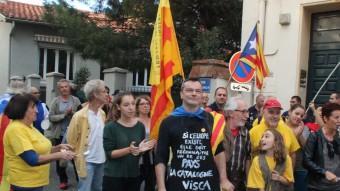 Manifestació davant el consolat espanyol a Perpinyà, l'octubre passat; i el primer ministres francès, Manuel Valls, d'origen català, a la gare de Lyon A.R. / AFP