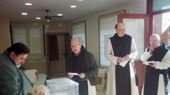Monjos del monestir de Poblet, fent cua per votar en la jornada participativa del 9-N ARXIU