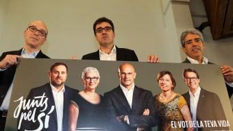 Els directors de la campanya de Junts pel Sí , Oriol Solé, Lluís Salvadó i Francesc Homs, amb el cartell de les tanques publicitàries JUANMA RAMOS